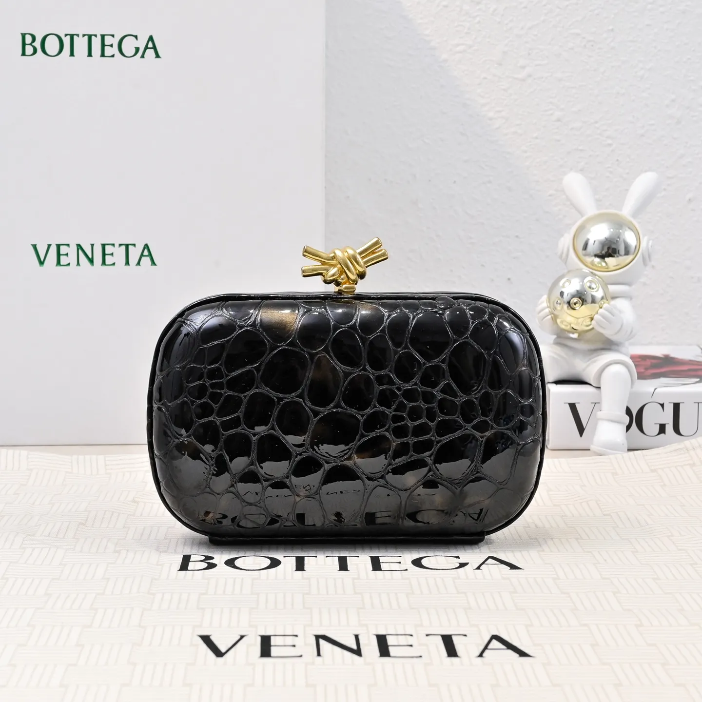 Batch 1560 #BV Knot pearlescent crocodile pattern evening bag series 🐊 Each bag reveals exquisiteness and elegance. It is made of crocodile leather with knot buckle. The leather feels super good and is unforgettable. 🐊 Crocodile pattern is a classic among classics. It looks high-end whenever you take it out ⭐️ The design is small and exquisite, low-key without logo, elegant and generous. Holding it in your hand or hanging it on your wrist will make you look more elegant and charming [Fireworks] Model: 717622 Size: 20x12x5.5